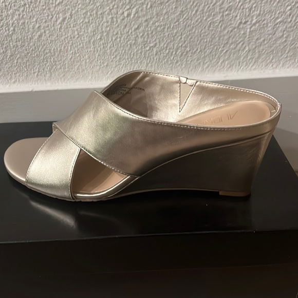 GOLD OPEN TOE MULE WITH A WEDGED HEEL - Picture 1 of 3